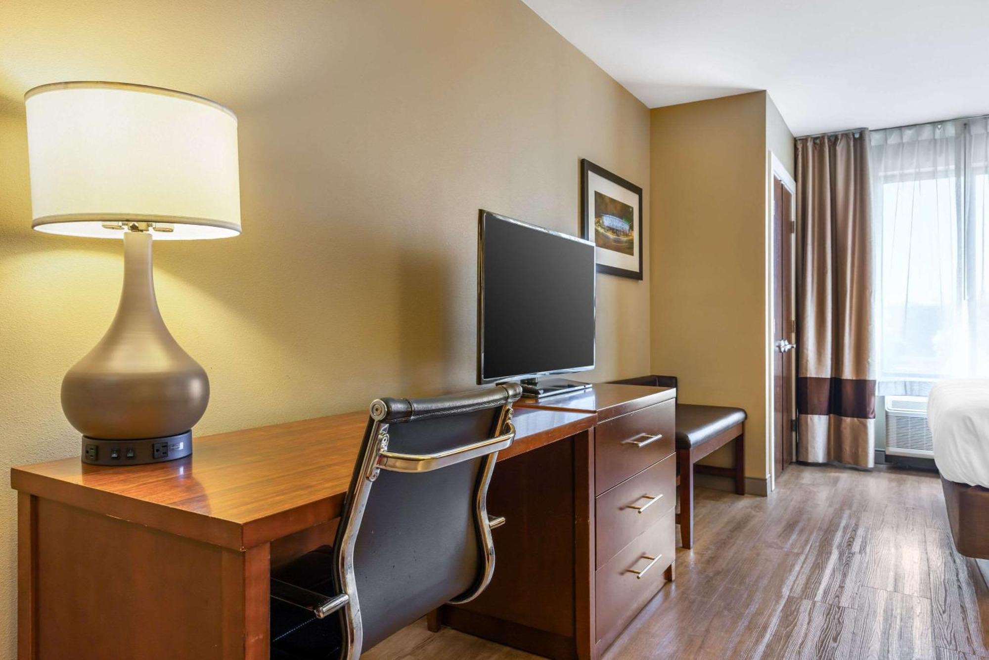 Comfort Inn & Suites At Crossplex Village Birmingham Bagian luar foto