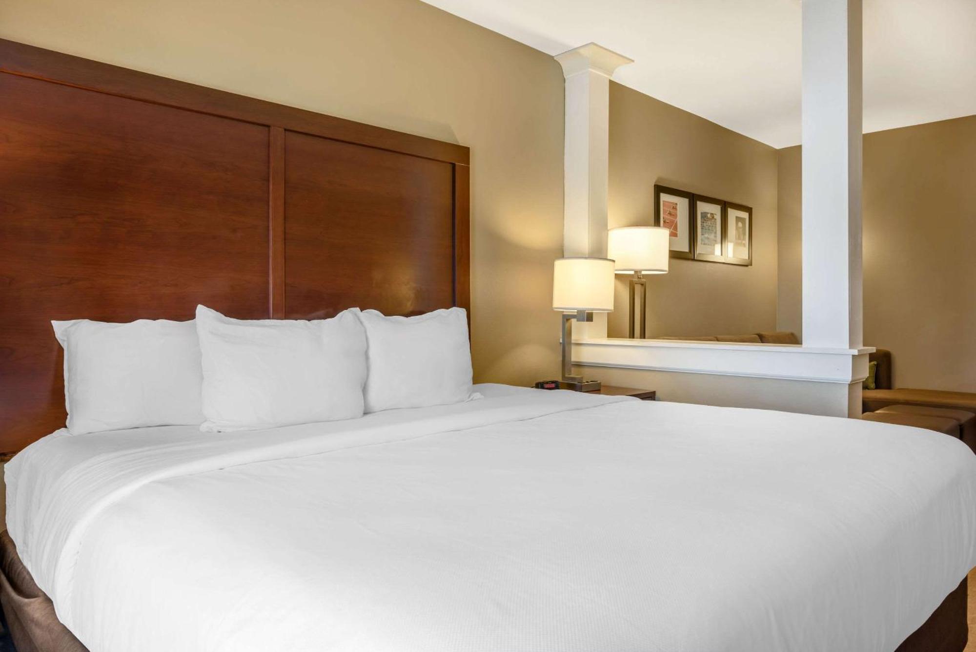 Comfort Inn & Suites At Crossplex Village Birmingham Bagian luar foto